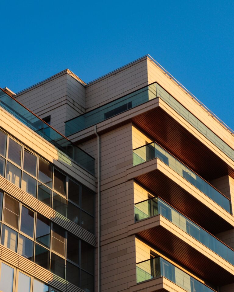 Giyotin cam sistemi ile kapatılmış modern balkon