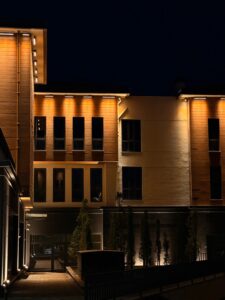Gece çekimi modern cephe, üst söve hattı boyunca gizli LED cove aydınlatma